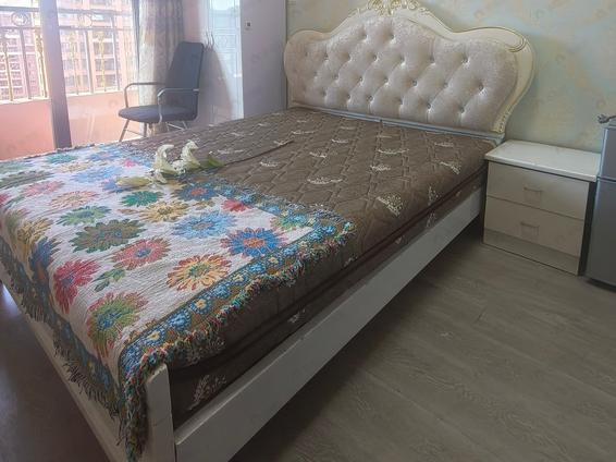 金山万达合租 中庚城一期8室1厅/156平/中楼层