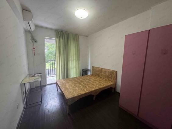 鼓楼乌山西路合租 凤湖新城四区3室2厅/125平/低楼层