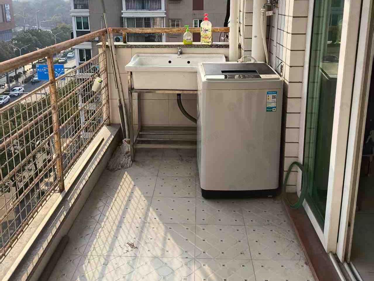 合租·金山碧水三期冬馨苑